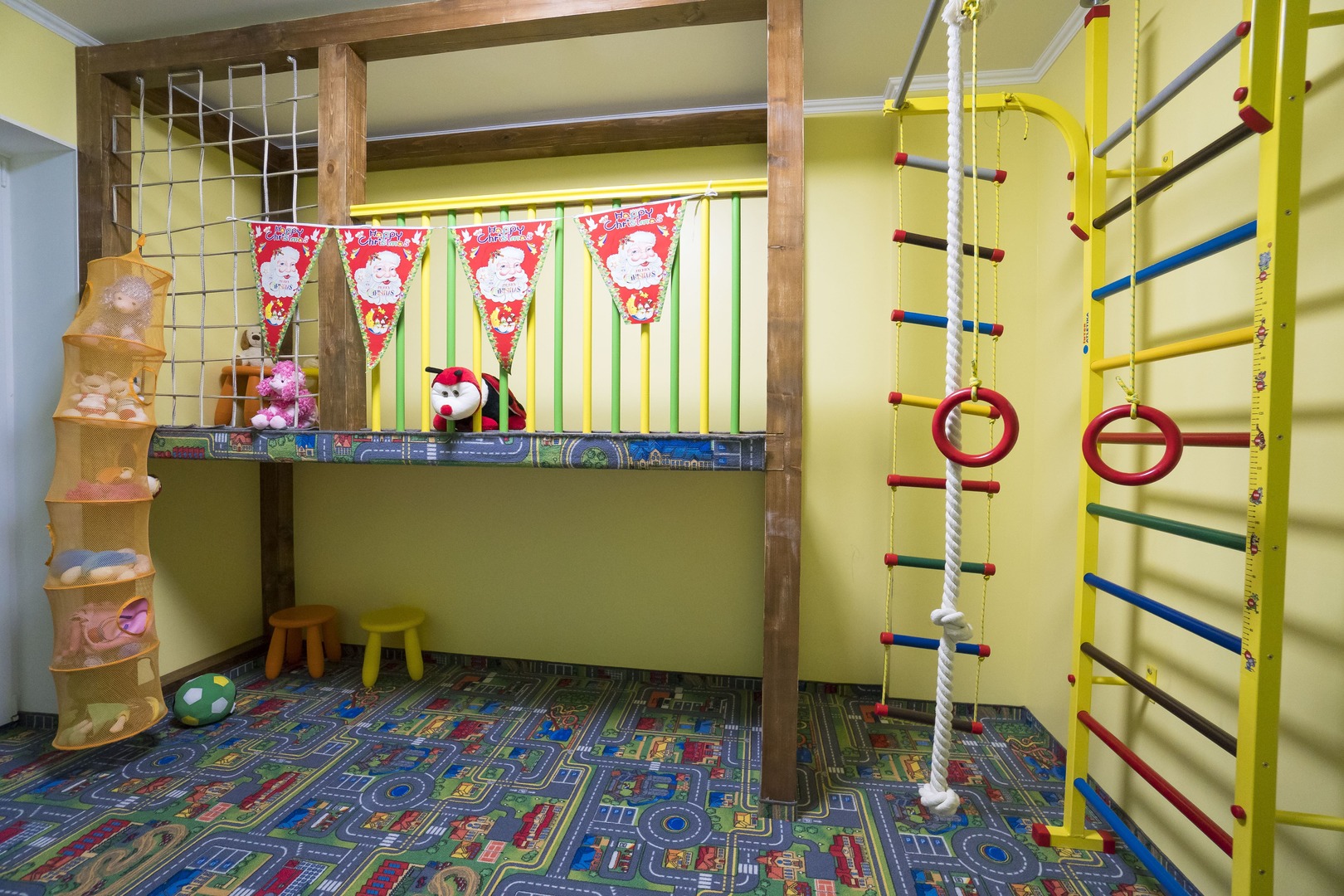 Обустройство игровой комнаты для детей в Сходнице